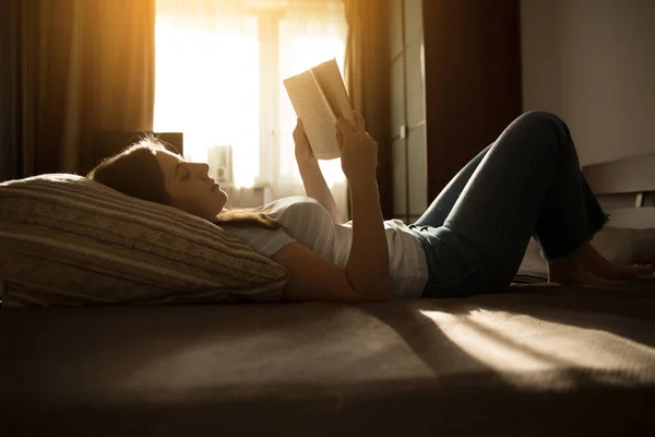 Mädchen Jeans Lügt Und Liest Ein Buch — Stockfoto