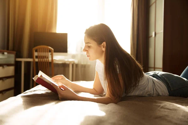 Nettes Mädchen Lügt Und Liest Ein Buch — Stockfoto