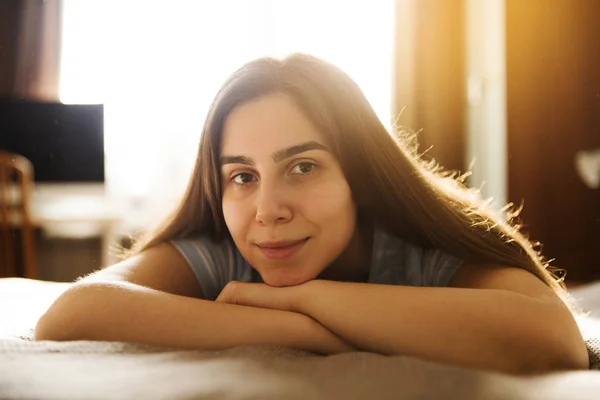 Menina Bonito Deitado Casa Cama — Fotografia de Stock