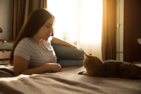 Dziewczyna Leży Łóżku Twój Kot — Zdjęcie stockowe