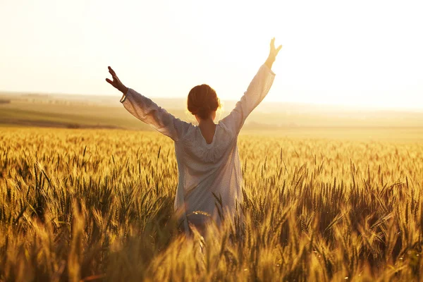 Menina Feliz Com Braços Abertos Andando Campo Centeio Noite — Fotografia de Stock