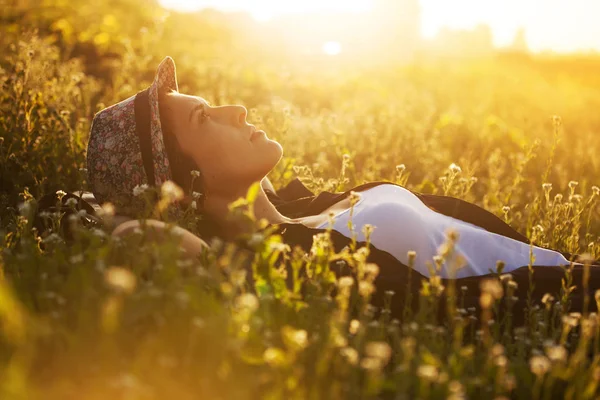 Gelukkig Meisje Een Hoed Ligt Onder Weide Bloemen Dromen Van — Stockfoto