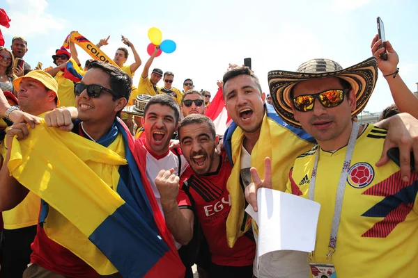 コロンビアのナショナル チームのファンは彼らのチームをサポートするため一緒に来るモスクワ ロシア 2018 — ストック写真
