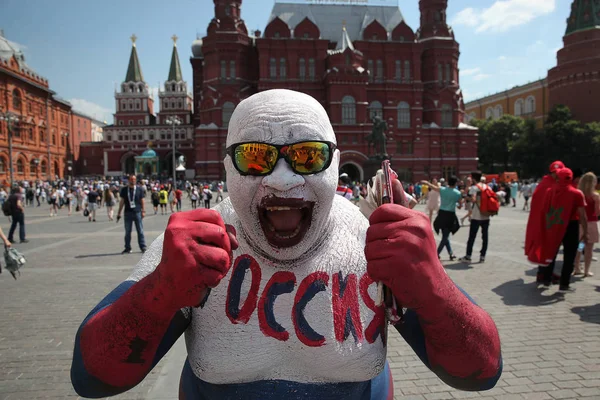莫斯科 俄罗斯 2018年6月 一个写着 俄罗斯 的球迷为镜头摆姿势 — 图库照片