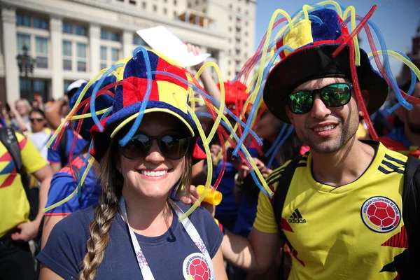 Moskova, Rusya - Haziran 2018: Doğrudan kameraya Kolombiya Milli Takımı poz hayranları