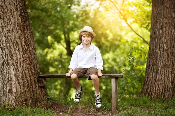 Ragazzo Allegro Con Cappello Leggero Seduto Una Panchina — Foto Stock