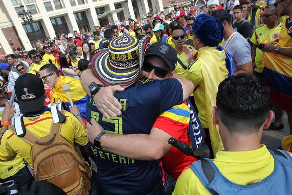 俄罗斯莫斯科 2018年6月 不同球队的球迷互相拥抱 — 图库照片