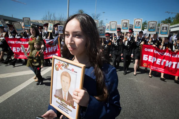俄罗斯莫斯科--2018年5月9日: 一个女孩拿着她的 r 的肖像 — 图库照片