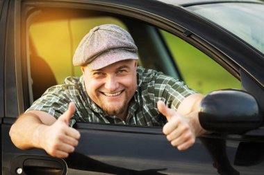 Araç sürücüsü tüm iyi olduğunu gösterir