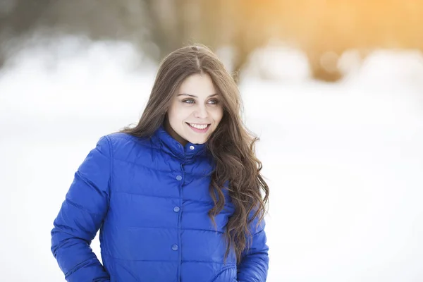 Feliz chica de pelo oscuro alegre — Foto de Stock