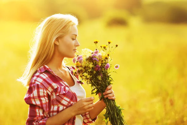 Menina bonita com um buquê de flores — Fotografia de Stock