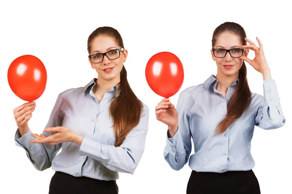 Девушка в очках с надутым красным шариком — стоковое фото