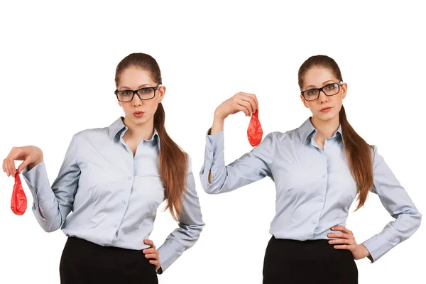 Mädchen in Brille mit aufgeblasenem Luftballon — Stockfoto