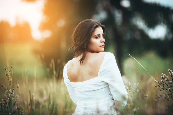 Gyönyörű lány között a fű mező — Stock Fotó