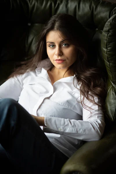 Girl sitting in a chair and looking at the camera — Stock Photo, Image