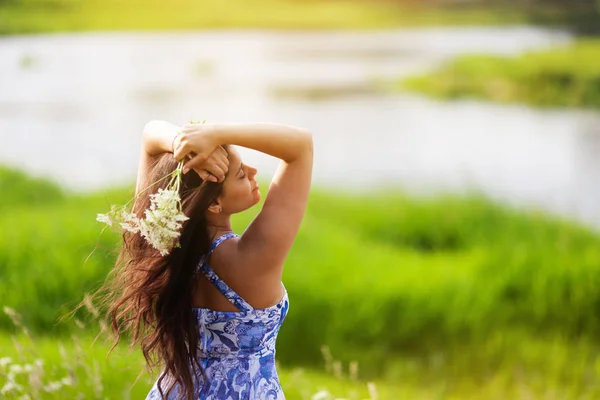 Счастливая девушка с цветочком — стоковое фото