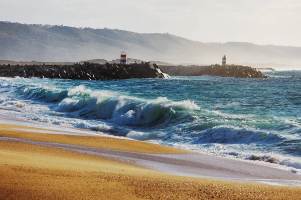 灯塔耸立在海洋的海滨地带 波涛汹涌 — 图库照片