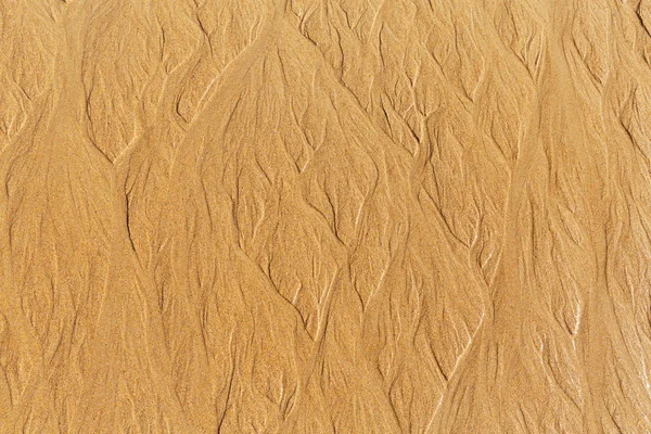 Рисование на песке, сделанном волнами — стоковое фото