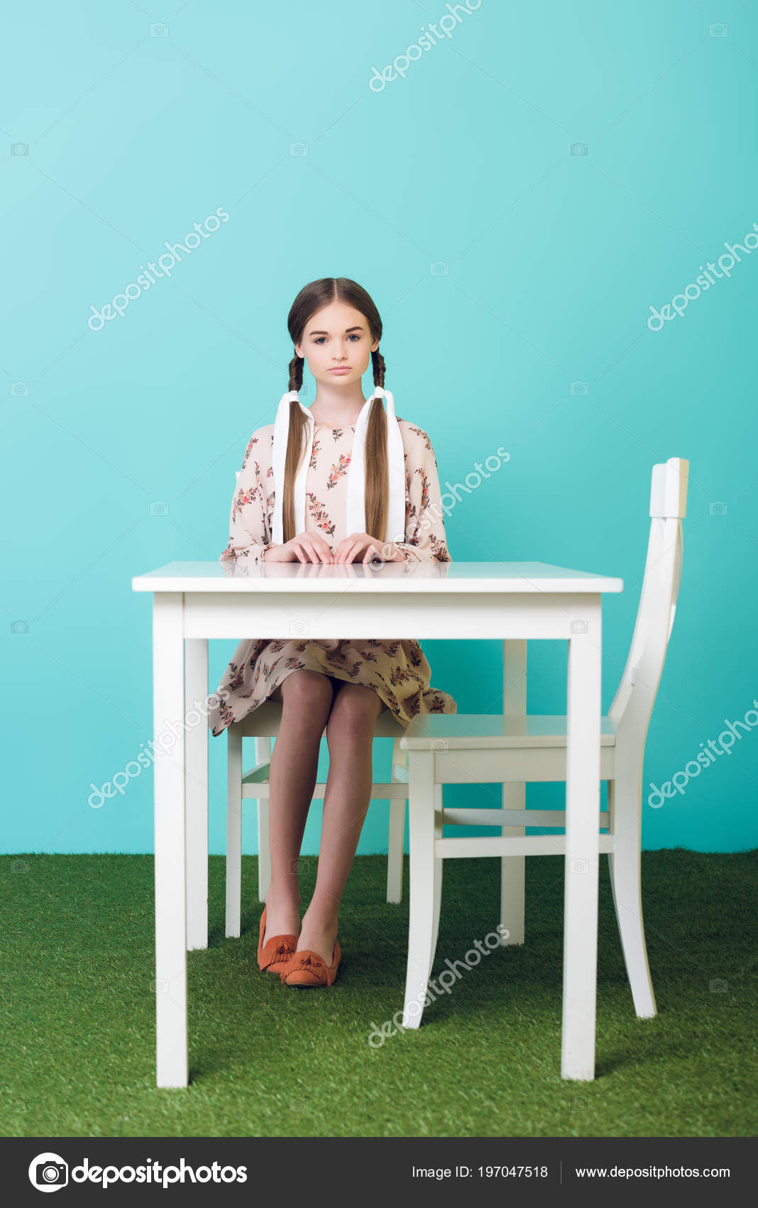 Um Jovem De Máscara De Unicórnio Está Sentado Em Uma Cadeira Na
