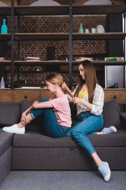 Genç kadın Kuaför arkadaş evde kanepe