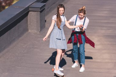 onun kız arkadaşı çatı, kaykay sürme öğretim kadın