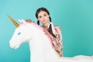 moda gençlik kız mavi izole büyük beyaz unicorn ile poz