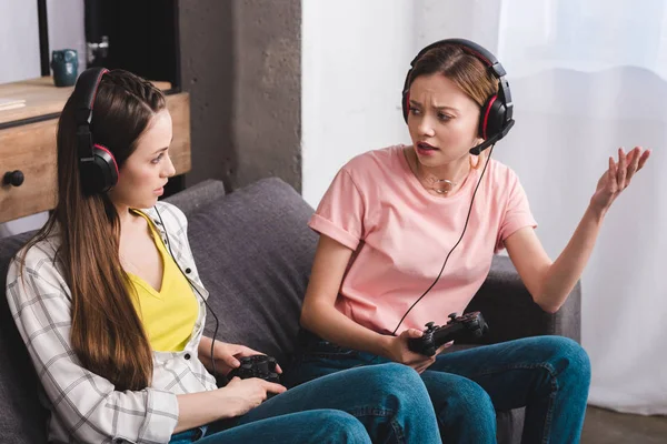 Angry Young Woman Headphones Joystick Hand Quarreling Female Friend Home — Stock Photo, Image