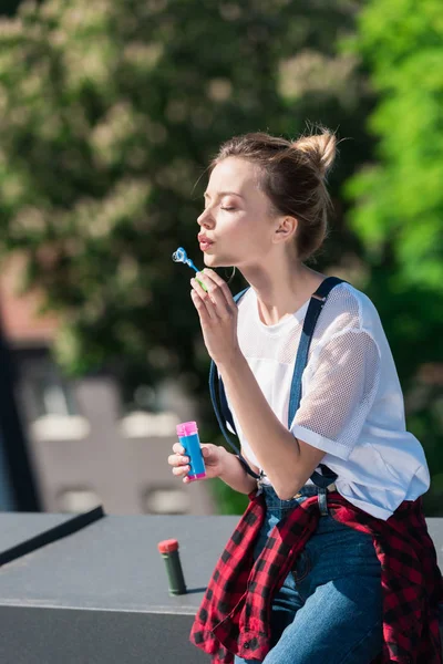 屋顶有魅力的年轻女子使用气泡鼓风机 — 图库照片