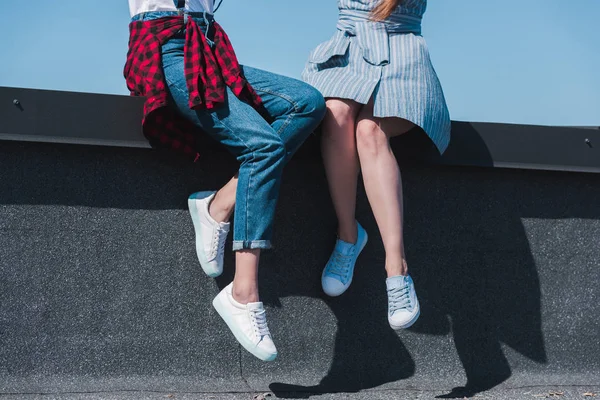 Imagen Recortada Dos Amigas Elegantes Sentadas Azotea — Foto de Stock