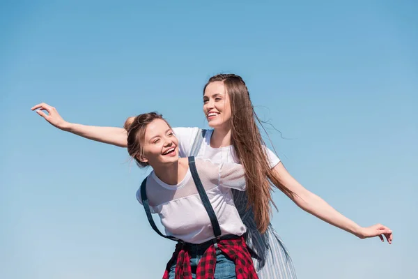 Souriant Jeune Femme Faisant Tour Dos Porc Ami Féminin — Photo