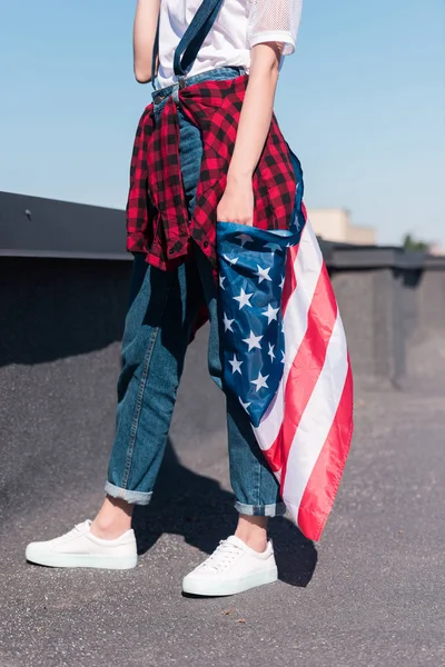 Recortado Disparo Mujer Sosteniendo Bandera Americana Azotea Concepto Día Independencia — Foto de stock gratis