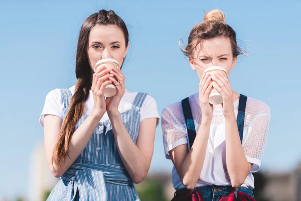 Unga Kvinnliga Vänner Som Dricker Kaffe Från Pappersmuggar Taket — Stockfoto