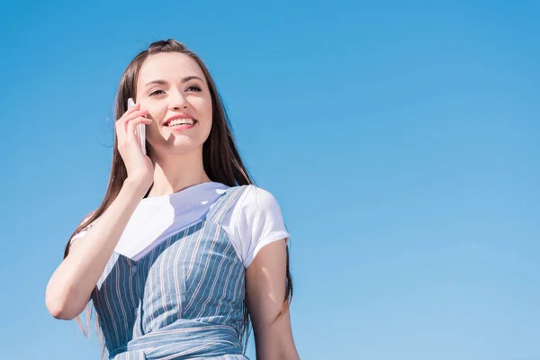 Aantrekkelijke Jonge Vrouw Praten Smartphone Tegen Blauwe Hemel — Gratis stockfoto