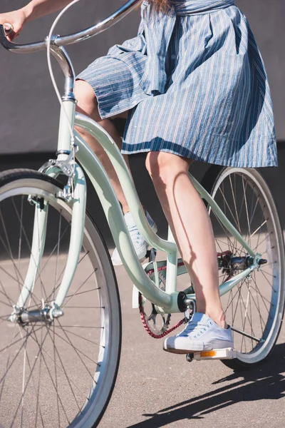 Tiro Cortado Mulher Andando Bicicleta Rua Cidade — Fotografia de Stock Grátis