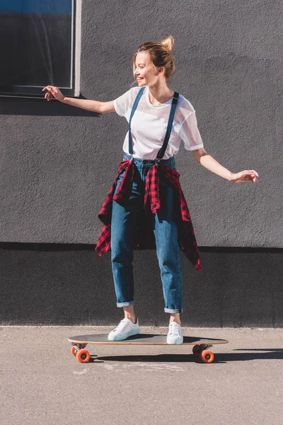 Vue Latérale Jeune Femme Heureuse Chevauchant Sur Skateboard — Photo