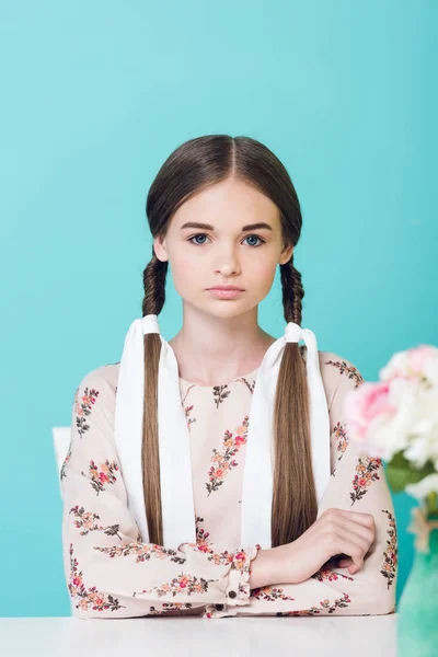 Aantrekkelijke Tiener Meisje Met Vlechten Zittend Aan Tafel Met Bloemen — Stockfoto