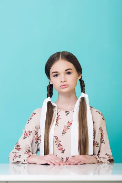 Vackra Teen Flicka Med Flätor Som Sitter Vid Bordet Isolerad — Stockfoto