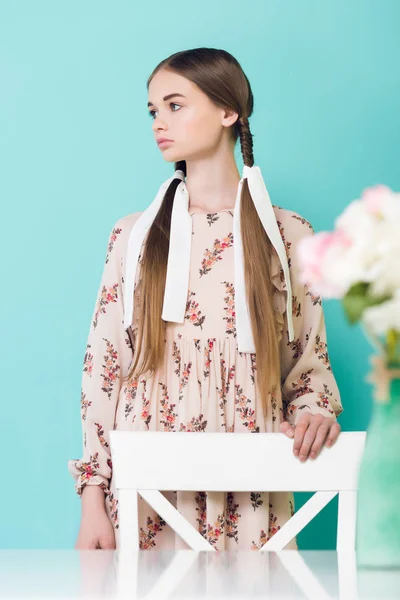 Schöne Mädchen Mit Zöpfen Posiert Der Nähe Tisch Mit Blumen — Stockfoto