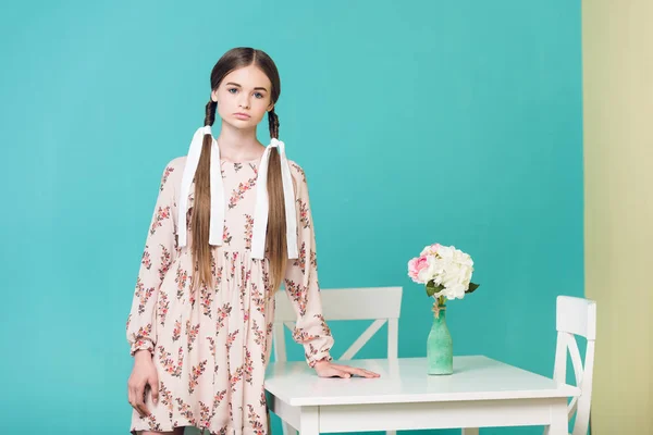 Stylisches Teenie Mädchen Mit Zöpfen Posiert Tisch Mit Blumen Auf — Stockfoto