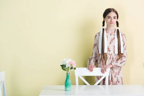 Menina Adolescente Atraente Com Tranças Mesa Com Flores Amarelo — Fotografia de Stock