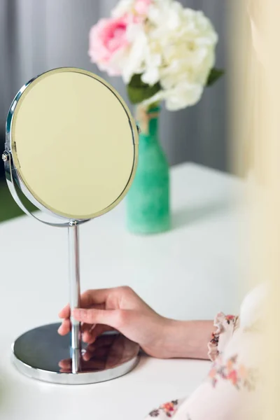 Ayna Tutan Masada Oturan Kırpılmış Görünümü Kız — Stok fotoğraf