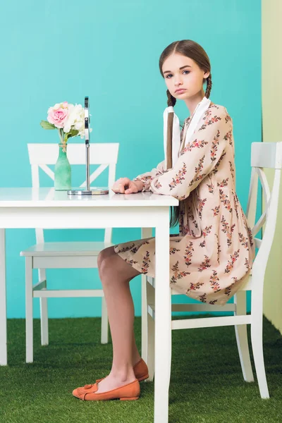 Linda Menina Adolescente Sentada Mesa Com Espelho Flores Azul — Fotografia de Stock Grátis