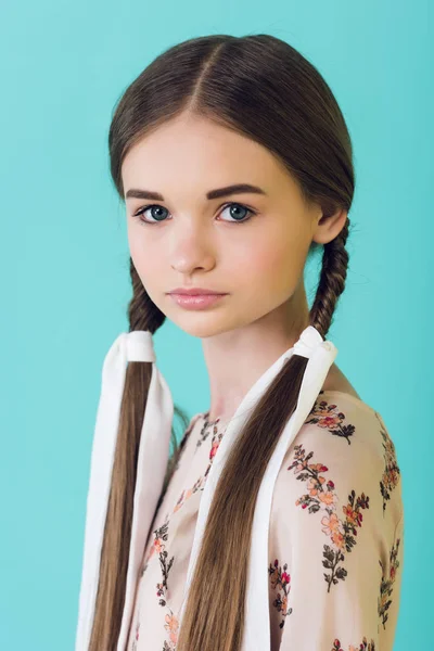 Retrato Menina Jovem Elegante Com Tranças Isolado Turquesa — Fotografia de Stock