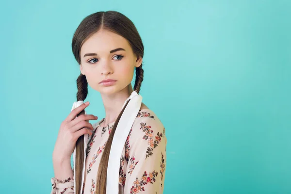 Portret Van Aantrekkelijke Elegante Tiener Meisje Met Vlechten Geïsoleerd Turquoise — Stockfoto