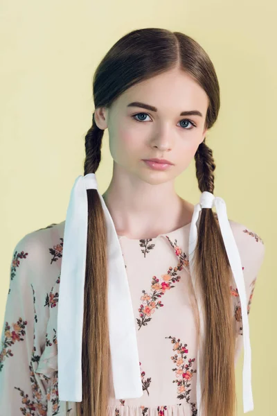 Retrato Menina Adolescente Atraente Com Tranças Isolado Amarelo — Fotografia de Stock