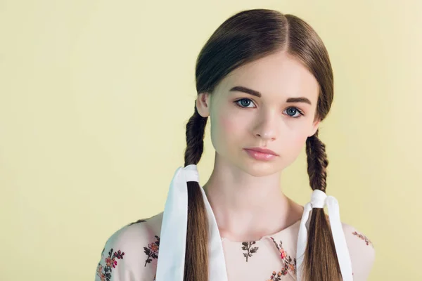 Porträtt Vackra Tonåring Flicka Med Flätor Isolerad Gul — Gratis stockfoto