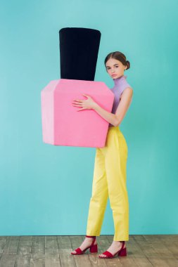 çekici şık genç kız büyük tırnak cilası holding