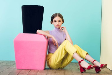 büyük tırnak cilası poz güzel genç kız