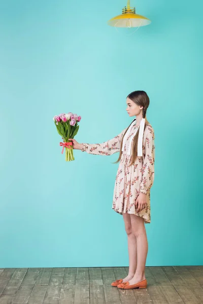 Chica Con Estilo Con Trenzas Vestido Verano Moda Con Ramo — Foto de Stock