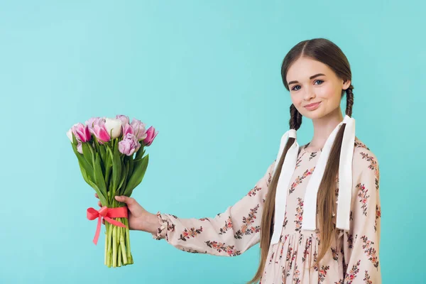 Menina Elegante Com Tranças Vestido Verão Segurando Tulipas Isolado Turquesa — Fotografia de Stock